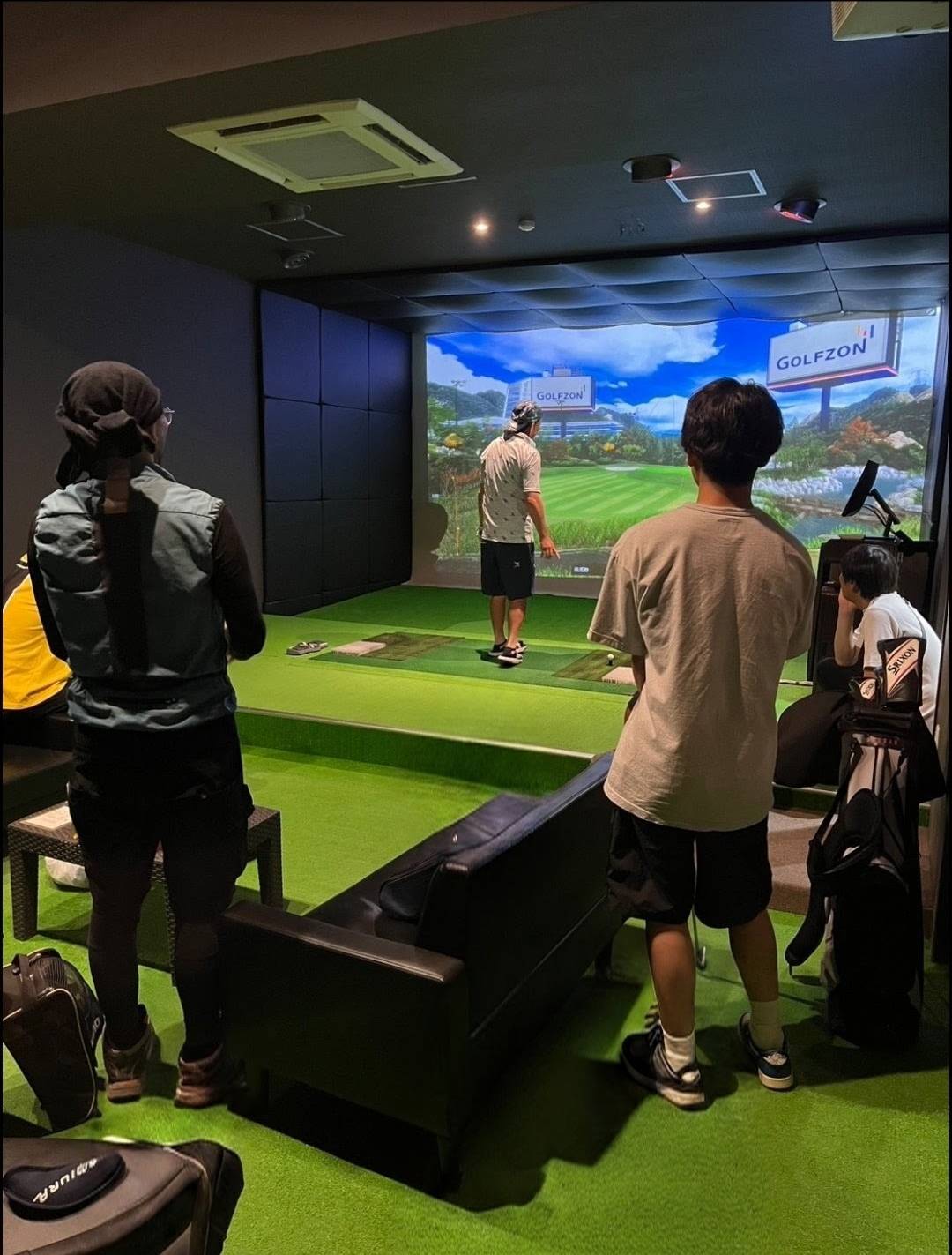仲間内でプレーする様子