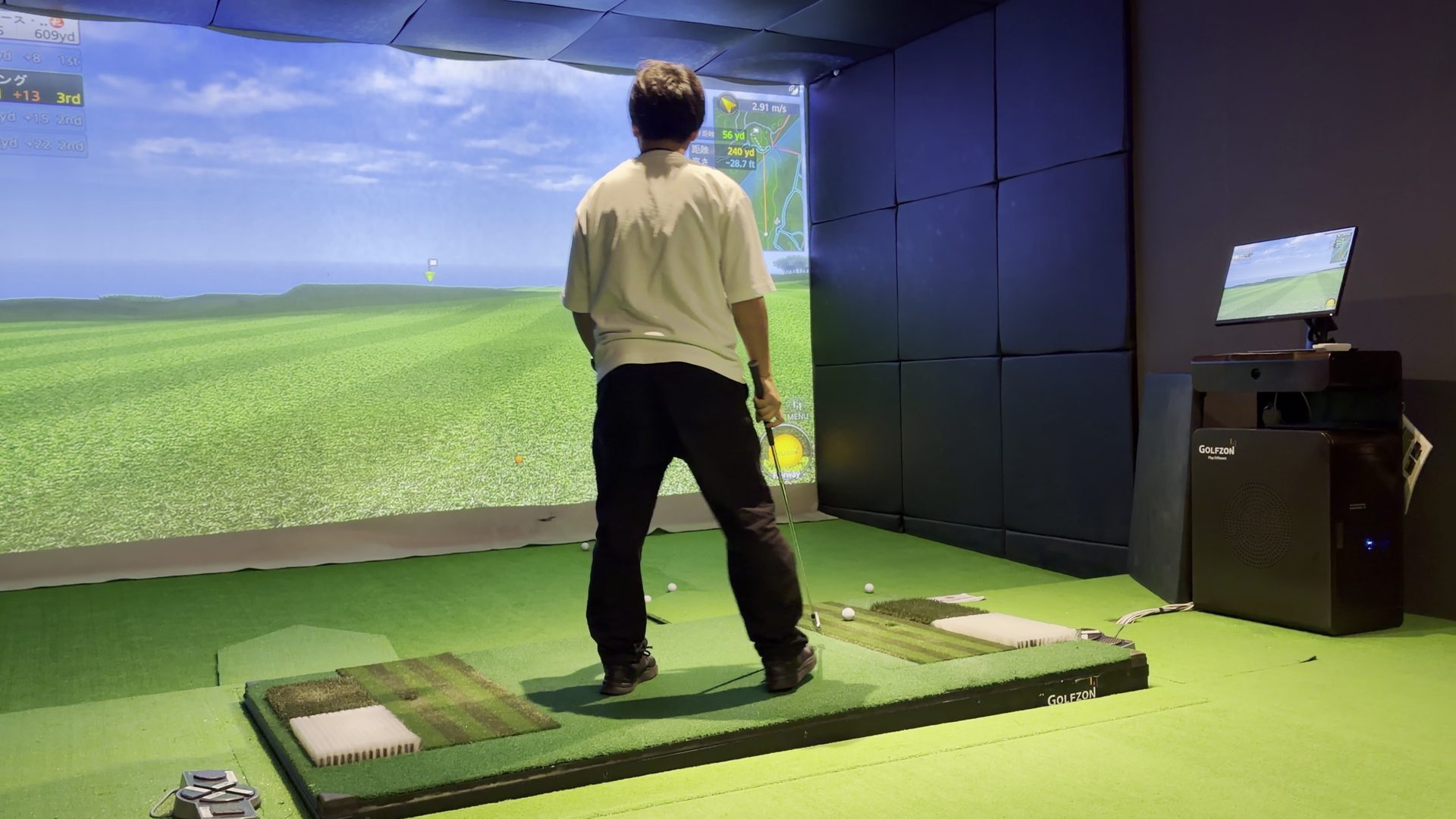GOLFZONシミュレーターでプレーする様子